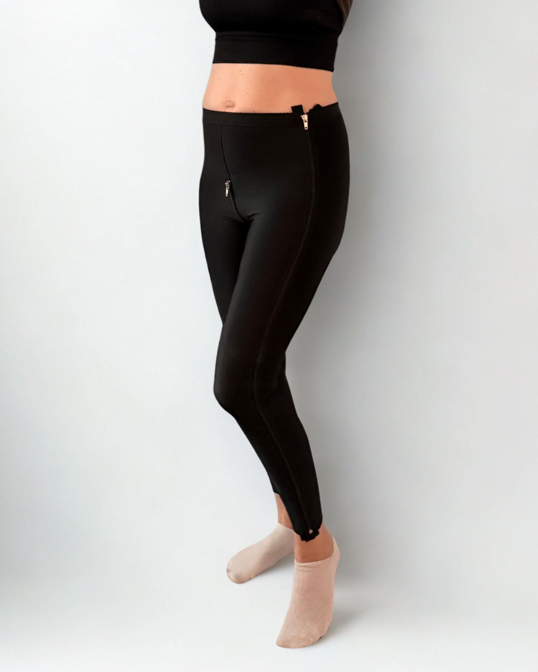 Kompresjonstights med høy midje, hemper foran og blonder nederst for komfort og støtte etter kirurgi