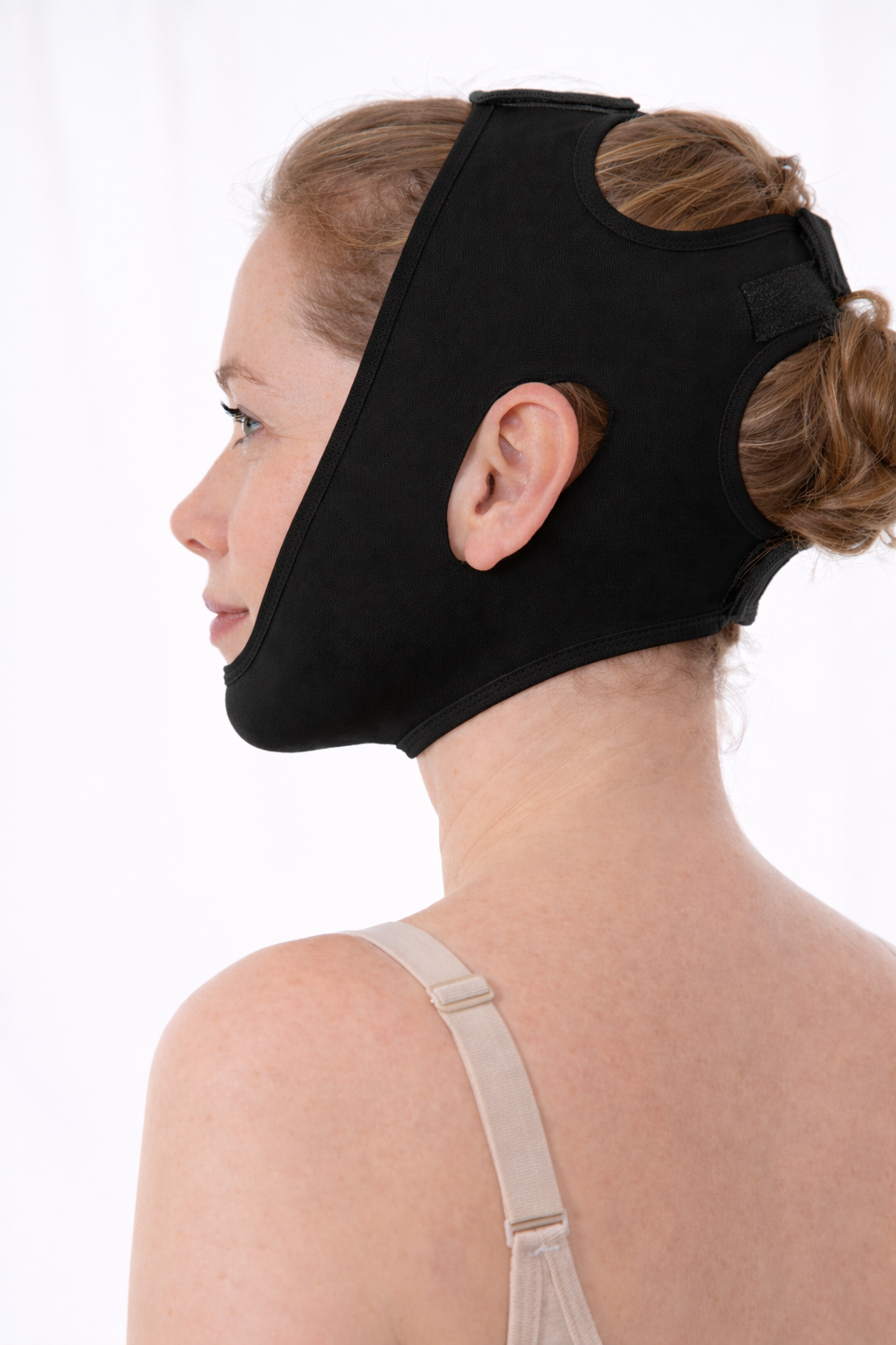 Recovery face mask fra Shapeify i svart, kompresjonsmaske for ansikt brukt etter kosmetiske inngrep sett bakfra