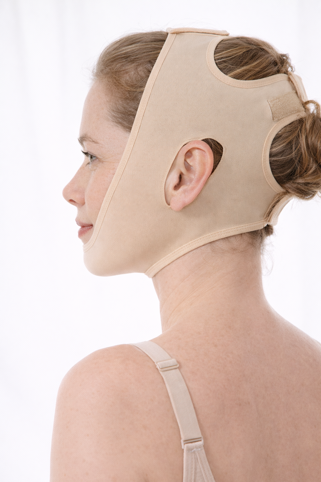 Recovery face mask fra Shapeify i beige sett bakfra kompresjonsmaske for ansikt brukt etter kosmetiske inngrep