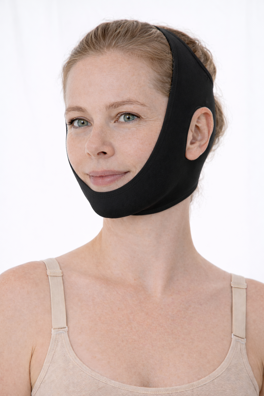 Recovery face mask fra Shapeify i svart, kompresjonsmaske for ansikt brukt etter kosmetiske inngrep