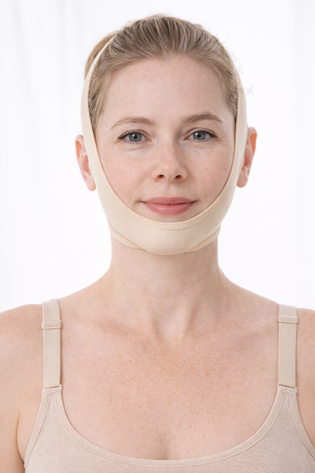 Recovery face mask fra Shapeify i beige kompresjonsmaske for ansikt brukt etter kosmetiske inngrep