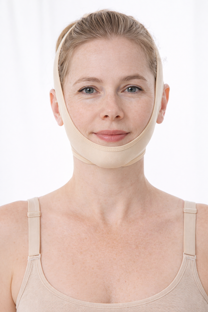 Recovery face mask fra Shapeify i beige kompresjonsmaske for ansikt brukt etter kosmetiske inngrep