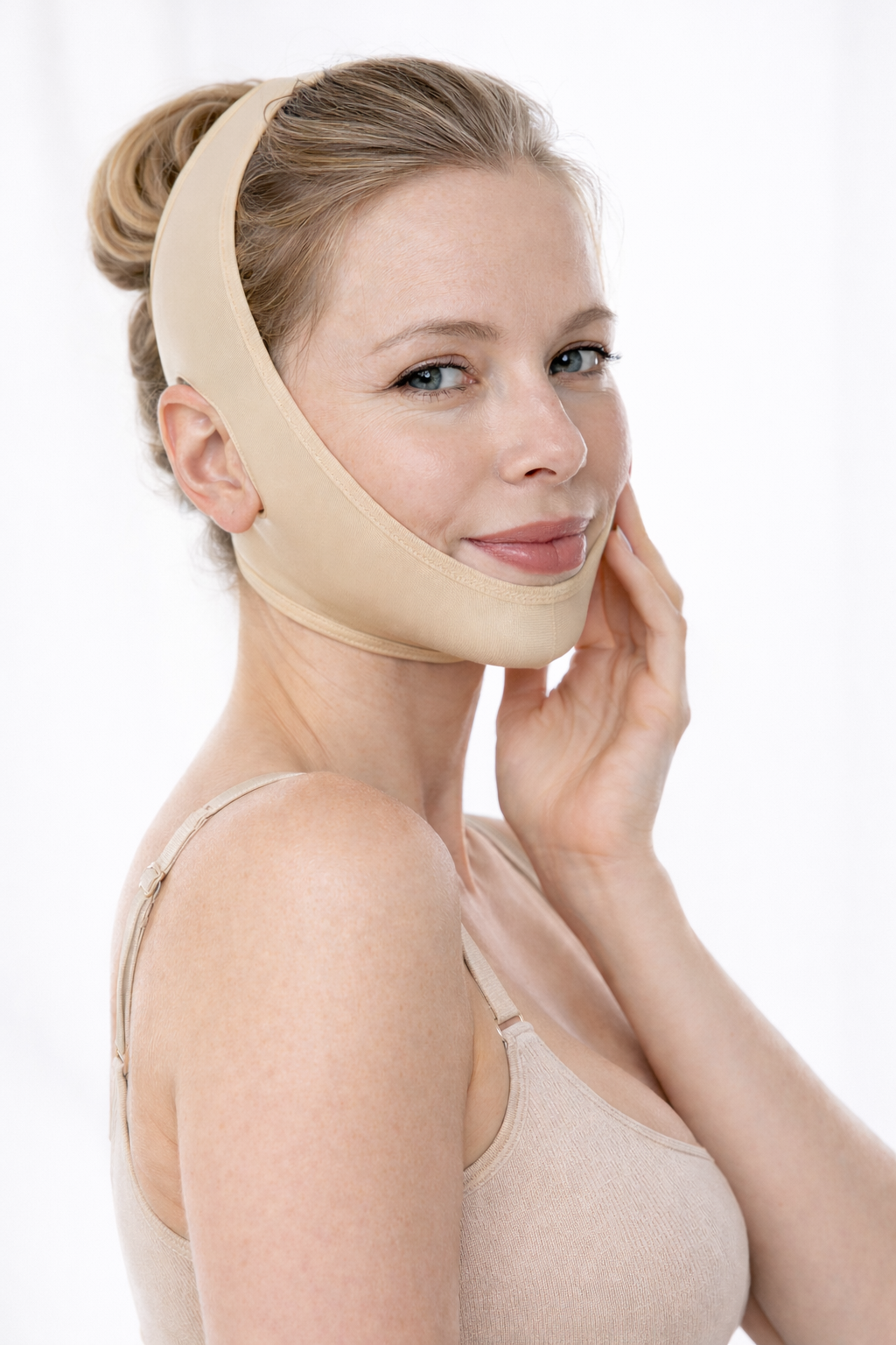 Recovery face mask fra Shapeify i beige kompresjonsmaske for ansikt brukt etter kosmetiske inngrep
