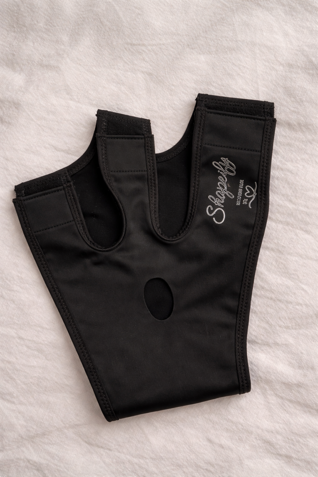 Nærbilde av stoff på Shapeify Recovery Face Mask i sort som viser glatt og elastisk kompresjonsmateriale